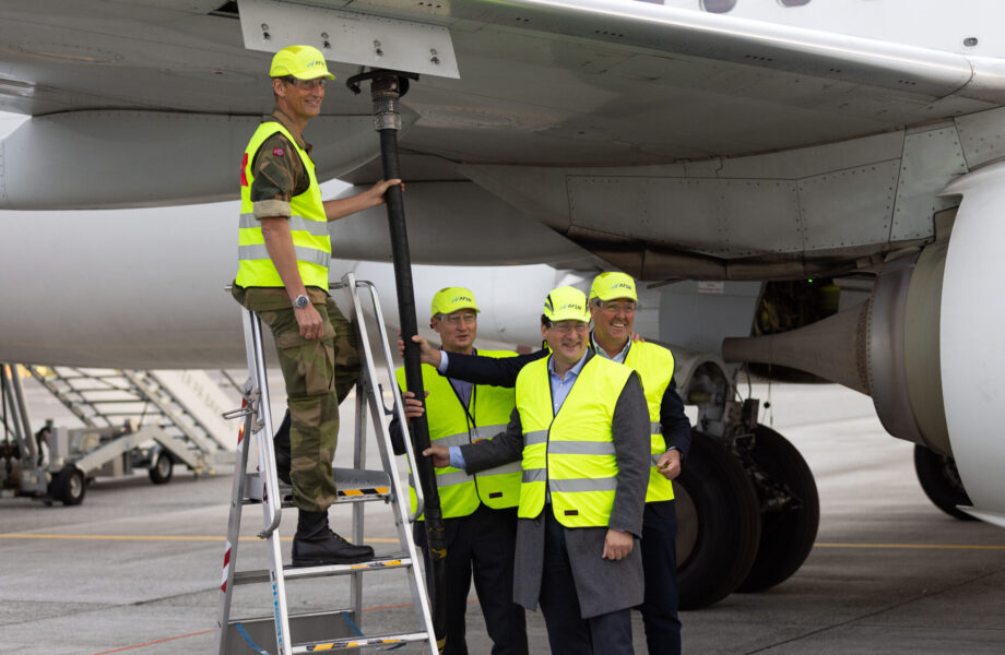 The norwegian air force shows the way