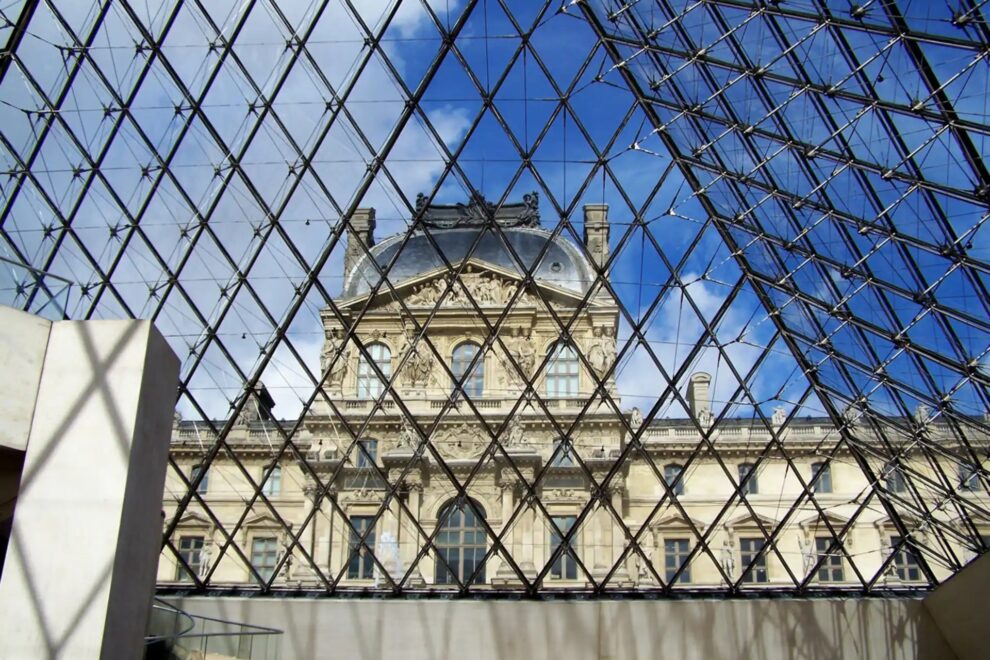 Thieves posing as contractors steal jewels from Louvre