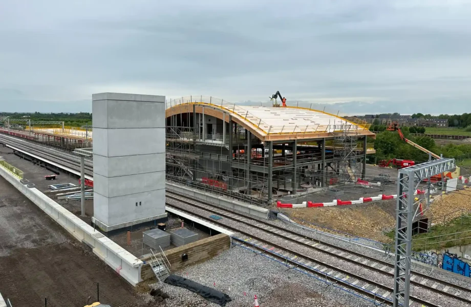 Contractor collapse delays £100m station