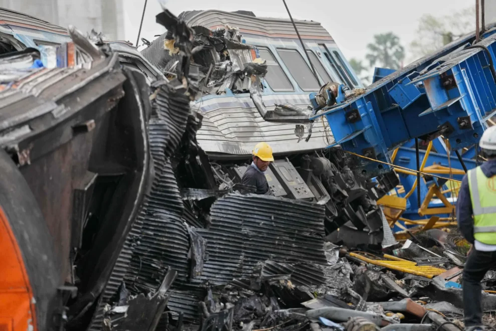 Crane collapse kills 32 in train disaster