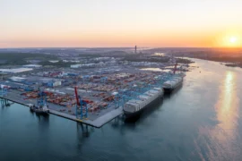 Booming at the port Thumbnail